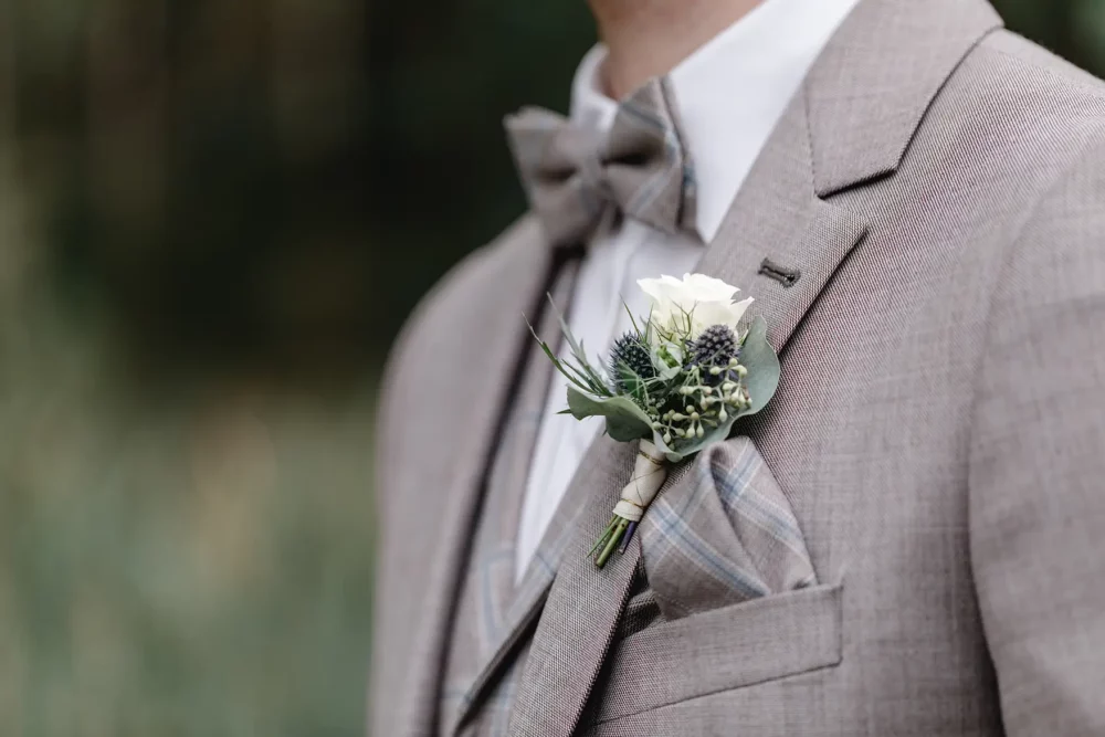 Blumenanstecker für Bräutigam mit Eukalyptus & Disteln zur Hochzeit mit Hochzeitsfotograf bei Nürnberg