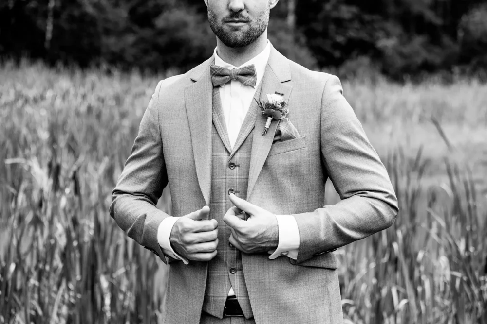 Hochzeitsanzug aus Leinen mit karierter Fliege & Weste zur Hochzeit mit Hochzeitsfotograf bei Nürnberg im ACANTUS Hotel