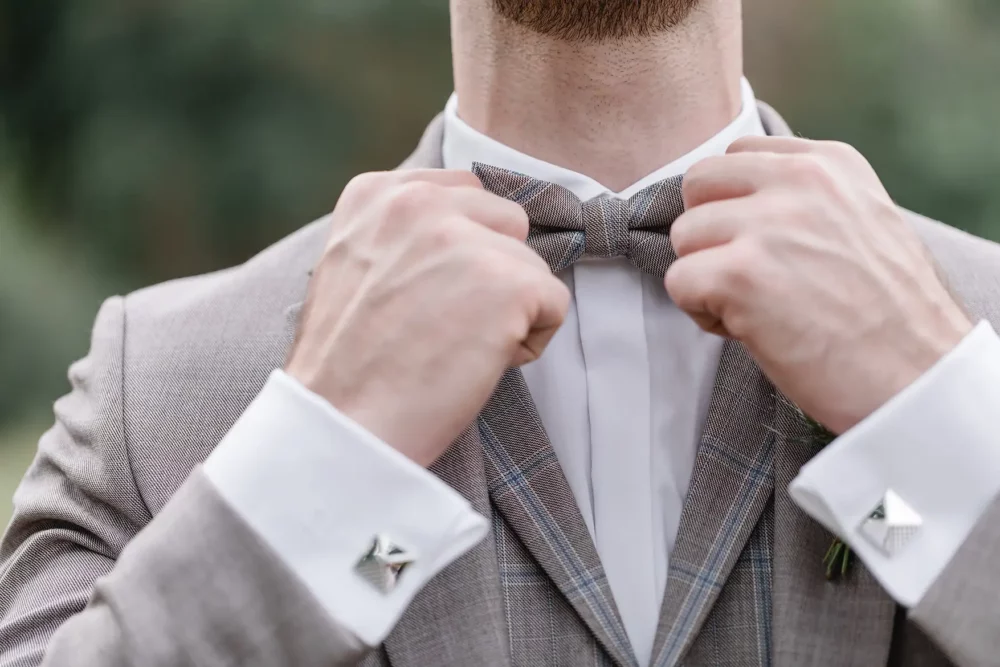 Outfit für Bräutigam mit Anzug in beige hellbraun mit Fliege und Weste zur Scheunenhochzeit bei Nürnberg im ACANTUS Hotel