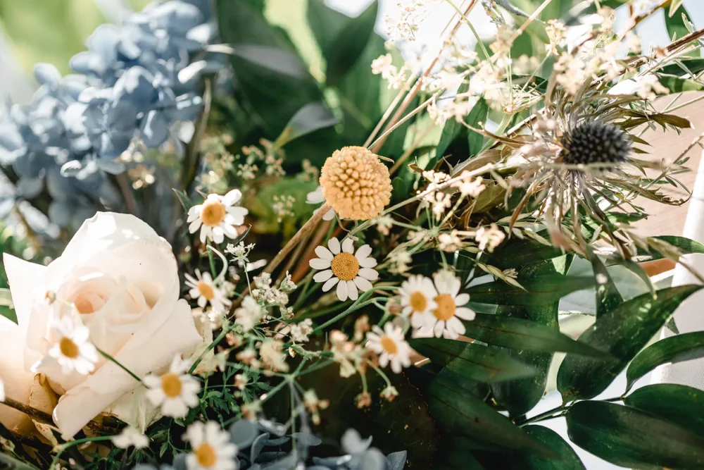 Blumen für Traubogen für freie Trauung im Garten zur Hochzeit mit Fotografin in der Pflugsmühle, Hochzeitslocation bei Nürnberg