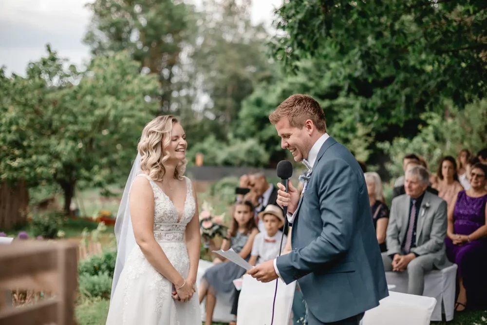 Eheversprechen zur freien Trauung in Nürnberg mit Fotografin im Garten der Hochzeitslocation Pflugsmühle mit Traurednerin die Rednerei