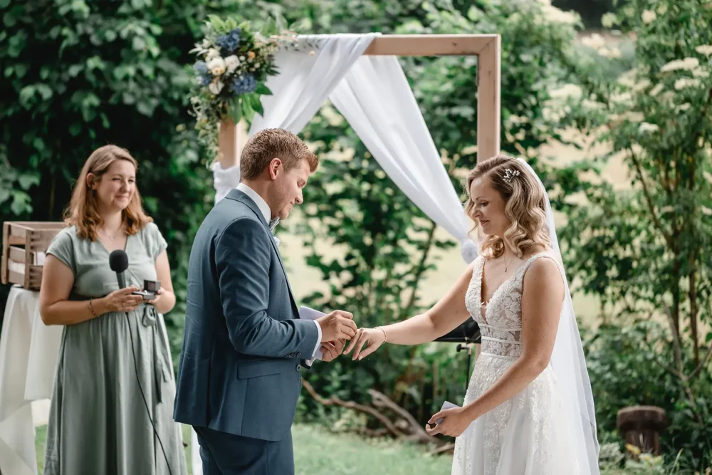 Ringtausch bei freier Trauung zur Hochzeit in der Pflugsmühle bei Nürnberg mit Traurednerin Katharina Mahler von die Rednerei