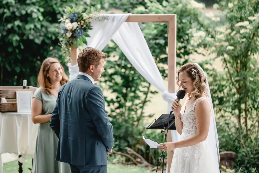 Hochzeitsfotografin in der Pflugsmühle zur freien Trauung in Nürnberg mit Traurednerin Katharina Mahler von die Rednerei