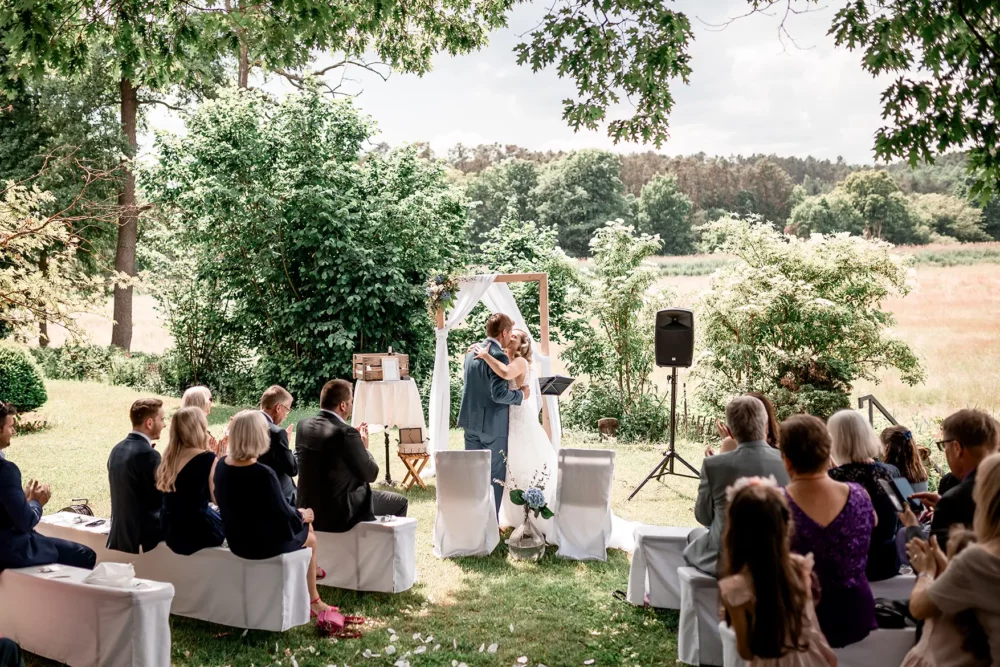 freie Trauung mit Traurednerin aus Würzburg Katharina Mahler von die Rednerei zur Hochzeit in der Pflugsmühle bei Nürnberg