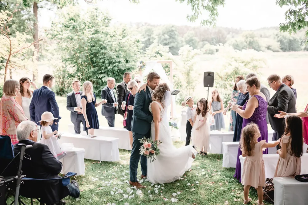 Auszug des Brautpaars nach freier Trauung zur Hochzeit in der Pflugsmühle mit Fotografin bei Nürnberg mit Traurednerin die Rednerei