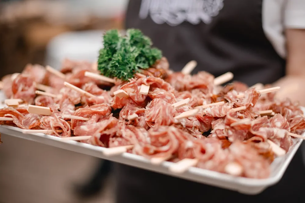 Häppchen zum Sektempfang Flying Buffet zur Hochzeit mit Fotografin in der Pflugsmühle bei Nürnberg