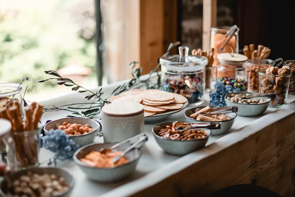 rustikale Candybar als Hochzeitsdeko zur Scheunenhochzeit in der Pflugsmühle, Hochzeitslocation bei Nürnberg