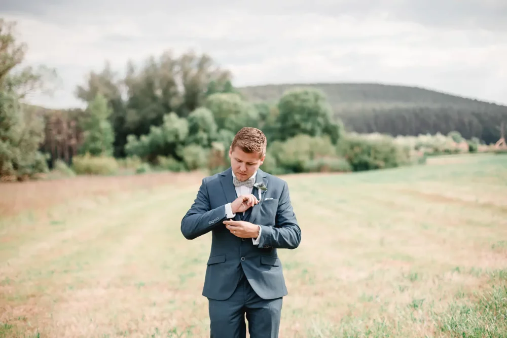 blauer Anzug für Bräutigam zur Hochzeit mit Hochzeitsfotografin in Pflugsmühle bei Nürnberg