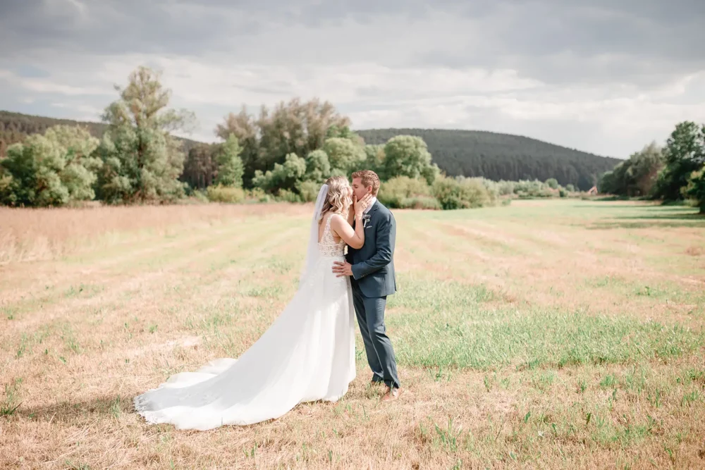 Hochzeitsfotografin zur Scheunenhochzeit in Hochzeitslocation Pflugsmühle bei Nürnberg